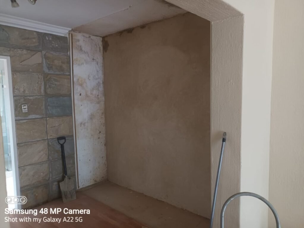 plastering-applied-to-prepare-the-wall-for-painting